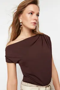 TRENDYOLMİLLA Brown Regular/Normal Pattern Asymmetric Collar Zero Sleeve Flexible Knitting Blouse - Image 3