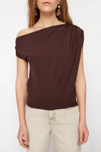 TRENDYOLMİLLA Brown Regular/Normal Pattern Asymmetric Collar Zero Sleeve Flexible Knitting Blouse - Image 4