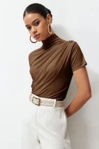 TRENDYOLMİLLA Brown Drape Detailed Fitted Short Sleeve Dog collar Flexible Knitting Blouse - Image 2