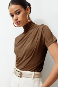 TRENDYOLMİLLA Brown Drape Detailed Fitted Short Sleeve Dog collar Flexible Knitting Blouse - Image 5