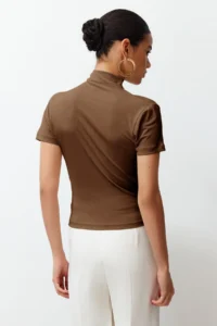 TRENDYOLMİLLA Brown Drape Detailed Fitted Short Sleeve Dog collar Flexible Knitting Blouse - Image 6