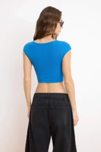 TRENDYOLMİLLA Saks Blue Crew Neck Moon Arm Fitted Crop Knitting Blouse - Image 4