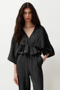 TRENDYOLMİLLA Black textured Material with flywheel Weaving Blouse