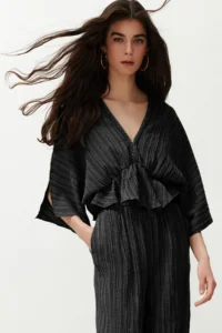 TRENDYOLMİLLA Black textured Material with flywheel Weaving Blouse - Image 2
