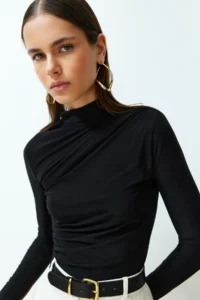 TRENDYOLMİLLA Black Shirred Square Neck Fitted Flexible Knitting Blouse - Image 3