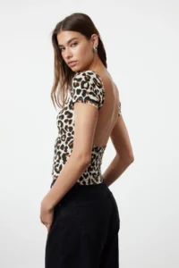 TRENDYOLMİLLA Multicolored Open Back Fitted Flexible Knitting Blouse