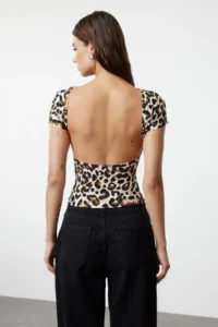 TRENDYOLMİLLA Multicolored Open Back Fitted Flexible Knitting Blouse - Image 5