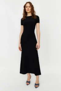 TRENDYOLMİLLA Black Short Sleeve bodycone/Fitting Crew Neck Flexible Knitting Maxi Pen Dress - Image 5