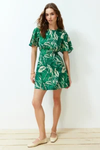 TRENDYOLMİLLA Green Tropical Floral A Cut Viscose Mini Weaving Dress - Image 2