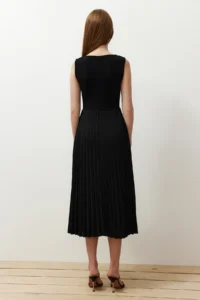 TRENDYOLMİLLA Black pleated Lined Sleeveless Flexible Knitting Midi Dress - Image 6