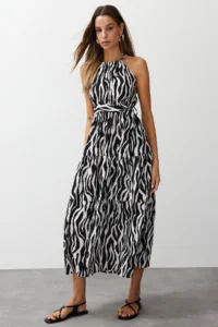 TRENDYOLMİLLA Black animals shift shally Maxi Weaving Dress - Image 3