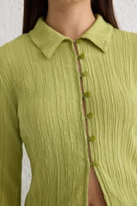 TRENDYOLMİLLA Khaki textured Fitted Bele Oturan Weaving Shirt - Image 4