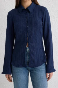 TRENDYOLMİLLA Dark Navy textured Fitted Bele Oturan Weaving Shirt - Image 4