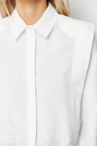 TRENDYOLMİLLA Ecru Sleeves Padded Stone Crop Weaving Shirt - Image 4
