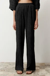 TRENDYOLMİLLA Black Elastic Waist textured Material Weaving Pants - Image 4