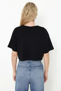 TRENDYOLMİLLA Black-White 2 Sets Paket 100% Cotton Relax/Rahat Cut Crop Knitting T-Shirt - Image 6