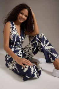 TRENDYOLMİLLA Mavi linen look V-neck Vest and Wide Leg Pants Weaving Top and Bottom Set - Image 2