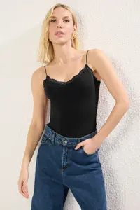 TRENDYOLMİLLA Black Lace Detailed Fitted Bottom snaps Flexible Knitting Bodysuit .D.00008