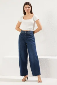 TRENDYOLMİLLA Ecru Lace Detailed Fitted Square Neck Crop Knitting Blouse - Image 2