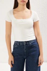 TRENDYOLMİLLA Ecru Lace Detailed Fitted Square Neck Crop Knitting Blouse - Image 3