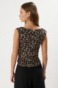 TRENDYOLMİLLA Brown Lined Leopard Printed Tulle Fitted Crop Bow Detailed Knitting Blouse - Image 5
