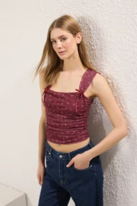 TRENDYOLMİLLA Burgundy Floral Printed Lined Printed Tulle Fitted Crop Bow Detailed Knitting Blouse - Image 6