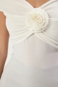 TRENDYOLMİLLA Ecru Rose Detailed Fitted/Vucuda Oturan Flexible Knitting Blouse - Image 4