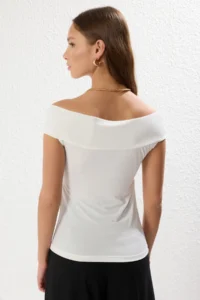 TRENDYOLMİLLA Ecru Rose Detailed Fitted/Vucuda Oturan Flexible Knitting Blouse - Image 5