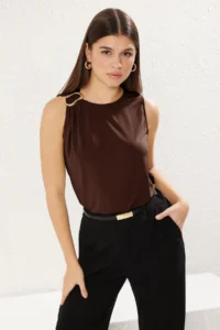 TRENDYOLMİLLA Brown Accessory Detailed Fitted/Vucuda Oturan Flexible  Knitting Blouse