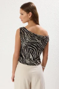 TRENDYOLMİLLA Multicolored Zebra Patterned Fitted Asmietric Collar Flexible Knitting Blouse - Image 5
