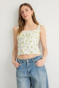 TRENDYOLMİLLA Ecru Sleeveless Lemon Patterned Front Shirred Crop Weaving Blouse - Image 4