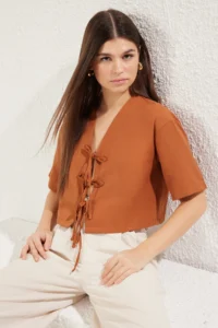 TRENDYOLMİLLA Brown Front Binding Detailed Crop Weaving Blouse - Image 2