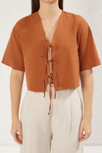 TRENDYOLMİLLA Brown Front Binding Detailed Crop Weaving Blouse - Image 3