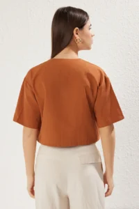 TRENDYOLMİLLA Brown Front Binding Detailed Crop Weaving Blouse - Image 5