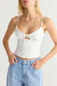TRENDYOLMİLLA White V-neck Sleeveless Crop Weaving Blouse - Image 4