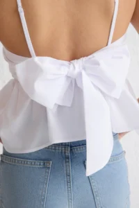 TRENDYOLMİLLA White Back Ribbon Binding Detailed Sleeveless Crop Weaving Blouse - Image 4