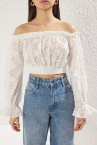 TRENDYOLMİLLA White Cotton embroidery off shoulder Crop Weaving Blouse - Image 4
