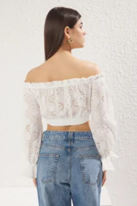 TRENDYOLMİLLA White Cotton embroidery off shoulder Crop Weaving Blouse - Image 5