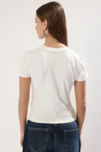 TRENDYOLMİLLA White Stoned Asymmetric Fitted Knitting T-Shirt - Image 4