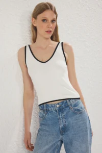 TRENDYOLMİLLA Ecru Crop V-neck Color Bloklu Thin Blouse - Image 2