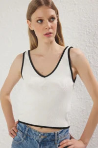 TRENDYOLMİLLA Ecru Crop V-neck Color Bloklu Thin Blouse - Image 3
