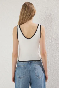TRENDYOLMİLLA Ecru Crop V-neck Color Bloklu Thin Blouse - Image 5