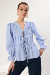 TRENDYOLMİLLA Mavi Checkered V-neck Front Binding Detailed Weaving Blouse