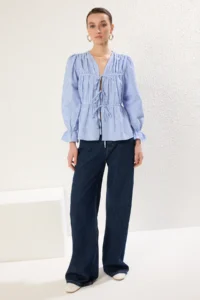 TRENDYOLMİLLA Mavi Checkered V-neck Front Binding Detailed Weaving Blouse - Image 2