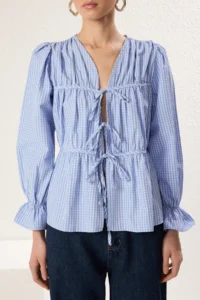TRENDYOLMİLLA Mavi Checkered V-neck Front Binding Detailed Weaving Blouse - Image 3