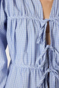TRENDYOLMİLLA Mavi Checkered V-neck Front Binding Detailed Weaving Blouse - Image 4