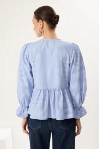 TRENDYOLMİLLA Mavi Checkered V-neck Front Binding Detailed Weaving Blouse - Image 5