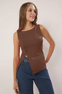 TRENDYOLMİLLA Brown buttoned Asymmetric Fitted Ribbed Flexible Knitting Blouse