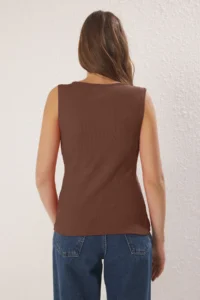 TRENDYOLMİLLA Brown buttoned Asymmetric Fitted Ribbed Flexible Knitting Blouse - Image 4