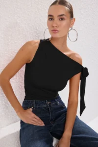TRENDYOLMİLLA Black Asymmetric Yaka Binding Detailed Flexible Knitting Blouse